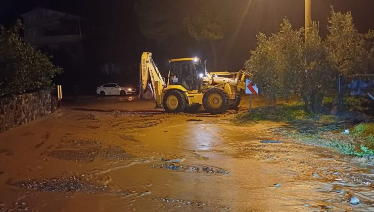 Bursa’da sağanak yağış araçları sürükledi