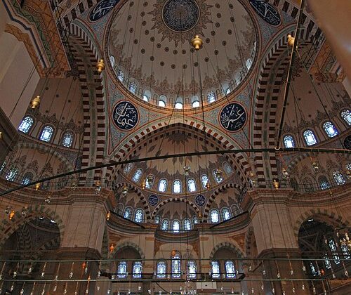 Fatih Camii’nde bıçaklı saldırı; imam ve öğrencisi yaralandı