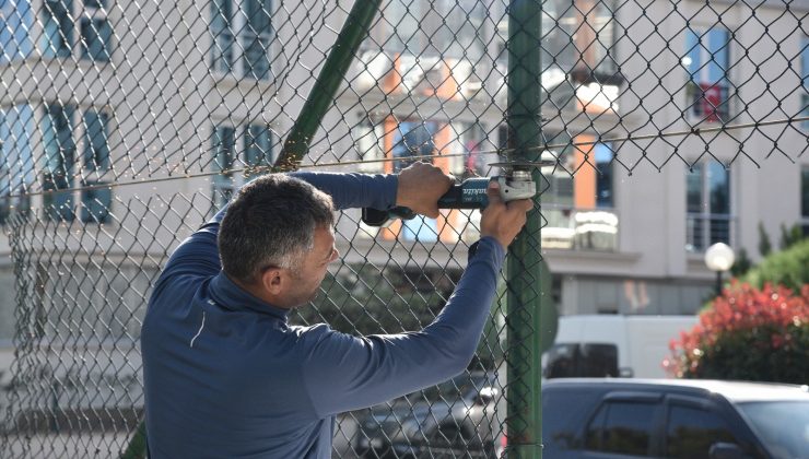 Atakum’da halı saha yenileme çalışmaları son hız devam ediyor